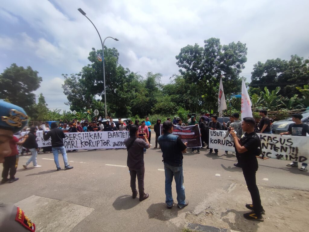 Aksi unjuk rasa mahasiswa dan masyarakat di depan Gedung Kejati Banten/dok.Gelumpai.ID