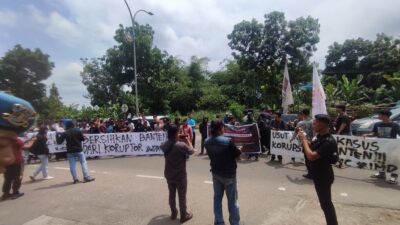 Aksi unjuk rasa mahasiswa dan masyarakat di depan Gedung Kejati Banten/dok.Gelumpai.ID