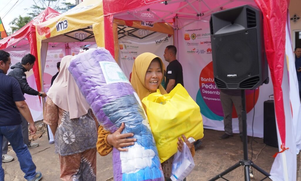 Indosat Ooredoo Hutchison (Indosat atau IOH) terus menunjukkan komitmennya dalam membantu masyarakat yang terdampak bencana banjir dan tanah longsor di Sukabumi dan Cianjur, Jawa Barat. Dengan langkah-langkah ini, Indosat berharap dapat menjadi mitra yang tangguh bagi masyarakat dalam menghadapi bencana.