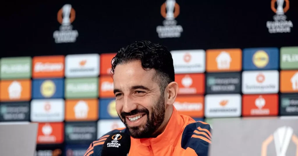 Pelatih Manchester United, Ruben Amorim, akhirnya buka suara soal pernyataan Andre Onana yang sempat bikin heboh jelang laga leg pertama perempat final Liga Europa kontra Olympique Lyonnais. (cr/MUFC)