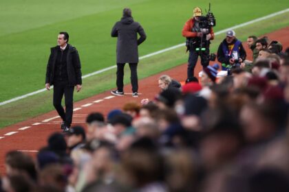 Pelatih Aston Villa, Unai Emery, memberikan pujian setinggi langit kepada para suporter setia The Villans setelah atmosfer luar biasa di Villa Park membantu timnya yang hampir comeback saat melawan Paris Saint-Germain (PSG) di leg kedua babak perempat final Liga Champions. (cr/AVFC)