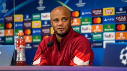 Pelatih Bayern Munchen, Vincent Kompany, mengungkapkan rasa kecewanya setelah timnya tersingkir dari perempat final Liga Champions 2024/2025. (cr/Bayern Munich)