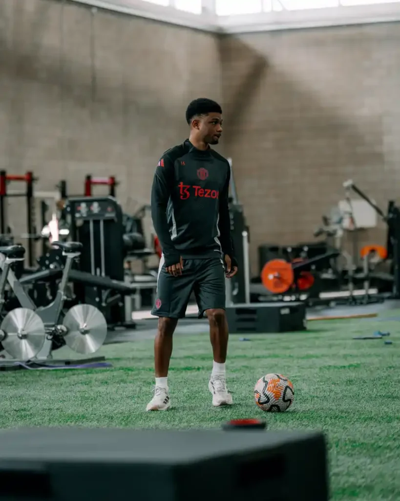 Setelah absen panjang akibat cedera pergelangan kaki, Amad Diallo terlihat kembali aktif berlatih di gym Manchester United. (cr/manutd.com)