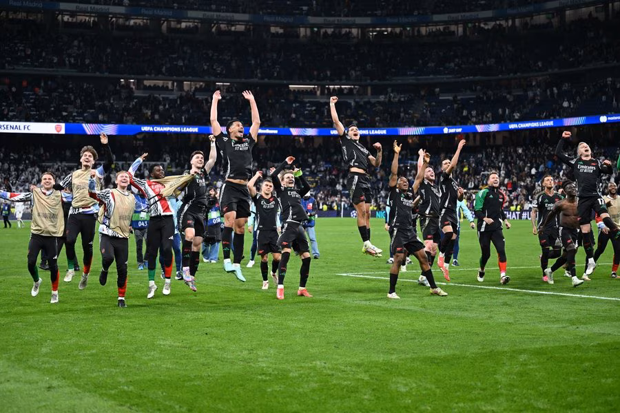 Arsenal menorehkan sejarah manis di Santiago Bernabéu. Bermain di markas Real Madrid, The Gunners tampil gemilang dan menang 2-1 pada leg kedua perempat final Liga Champions, Rabu (17/4) dini hari WIB. (cr/Arsenal)