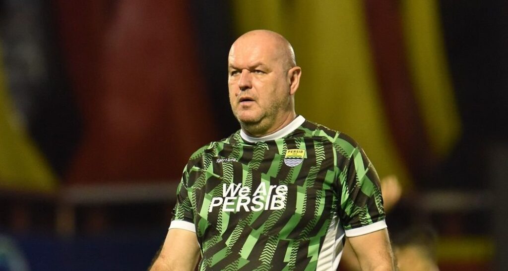 Arsitek tim Persib, Bojan Hodak, memiliki metode tersendiri dalam membangkitkan bara semangat juang para pemainnya di kamar ganti. (cr/x.com@indostransfer)