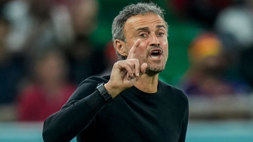 Pelatih Paris Saint-Germain (PSG), Luis Enrique, memberikan komentar meremehkan terkait potensi ancaman bola mati yang dimiliki Arsenal menjelang pertemuan kedua tim di babak semifinal Liga Champions. (cr/x.com)