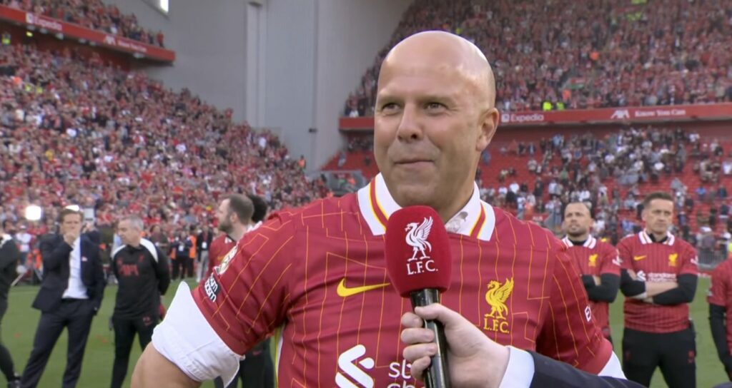 Manajer Liverpool, Arne Slot, tak lupa memberikan penghormatan kepada pendahulunya, Jurgen Klopp, sesaat setelah timnya memastikan gelar juara Liga Primer Inggris. (cr/LFCTV)