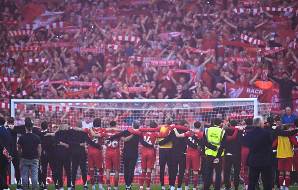 Liverpool resmi dinobatkan sebagai juara Liga Primer Inggris musim ini. Lebih dari itu, dengan raihan gelar ini, The Reds menyamai rekor rival abadi mereka, Manchester United, dengan koleksi 20 trofi liga. (cr/x.com@snappedlfc)