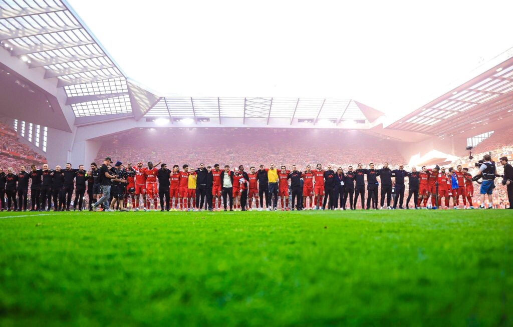 Arne Slot baru saja menorehkan tinta emas dalam sejarah Liverpool dengan mempersembahkan gelar juara Liga Primer Inggris di musim pertamanya. (cr/x.com@snappedlfc)