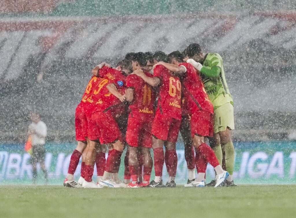 Persija Jakarta tengah dirundung kekecewaan mendalam usai takluk dari Semen Padang FC dalam laga kandang di Stadion Pakansari. (cr/x.com@Persija_JKT)
