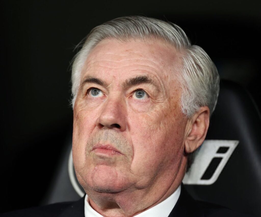 Masa depan Carlo Ancelotti di kursi kepelatihan Real Madrid kembali menjadi sorotan tajam. Setelah tersingkir dari Liga Champions di tangan Arsenal dan tertinggal dari Barcelona di La Liga, spekulasi mengenai kepindahan pelatih asal Italia itu semakin menguat. (cr/x.com)