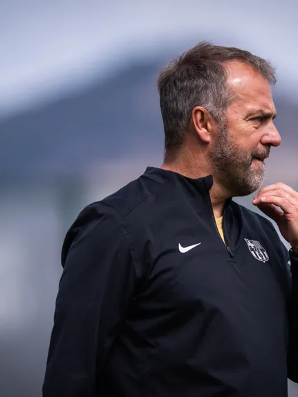 Pelatih Barcelona, Hansi Flick, mengingatkan bahwa timnya belum sepenuhnya aman meskipun menang telak 4-0 atas Borussia Dortmund dalam leg pertama perempat final Liga Champions di Estadi Olímpic Lluís Companys, Rabu (9/4) malam waktu setempat. (cr/fcbarcelona.com)