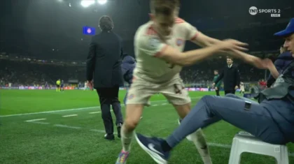 Bek Bayern Munich, Josip Stanisic, menjadi sorotan setelah diduga mendorong jatuh seorang ball boy di pinggir lapangan saat timnya berusaha mengejar gol di menit-menit akhir pertandingan. (cr/TNT Sport)