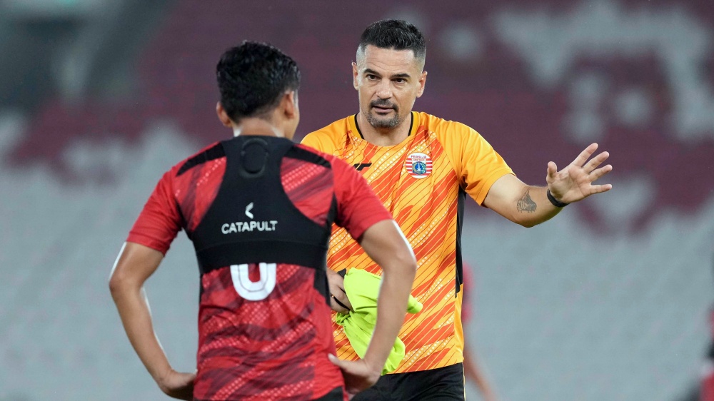 Pelatih Persija, Carlos Pena, menegaskan bahwa timnya akan mengerahkan seluruh kemampuan dan profesionalisme untuk mencapai target tersebut. (cr/ligaindonesiabaru.com)