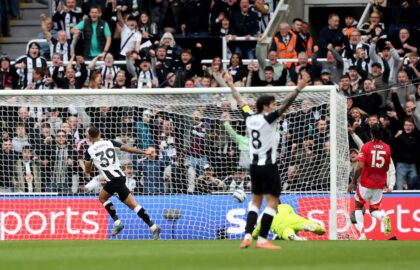 Newcastle United menunjukkan kelasnya dengan kemenangan telak 4-1 atas Manchester United dalam lanjutan Liga Inggris di St James' Park, Minggu (13/4/2025). (cr/reuters)