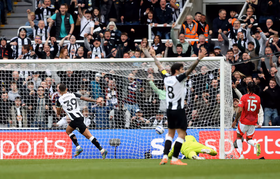 Newcastle United menunjukkan kelasnya dengan kemenangan telak 4-1 atas Manchester United dalam lanjutan Liga Inggris di St James' Park, Minggu (13/4/2025). (cr/reuters)