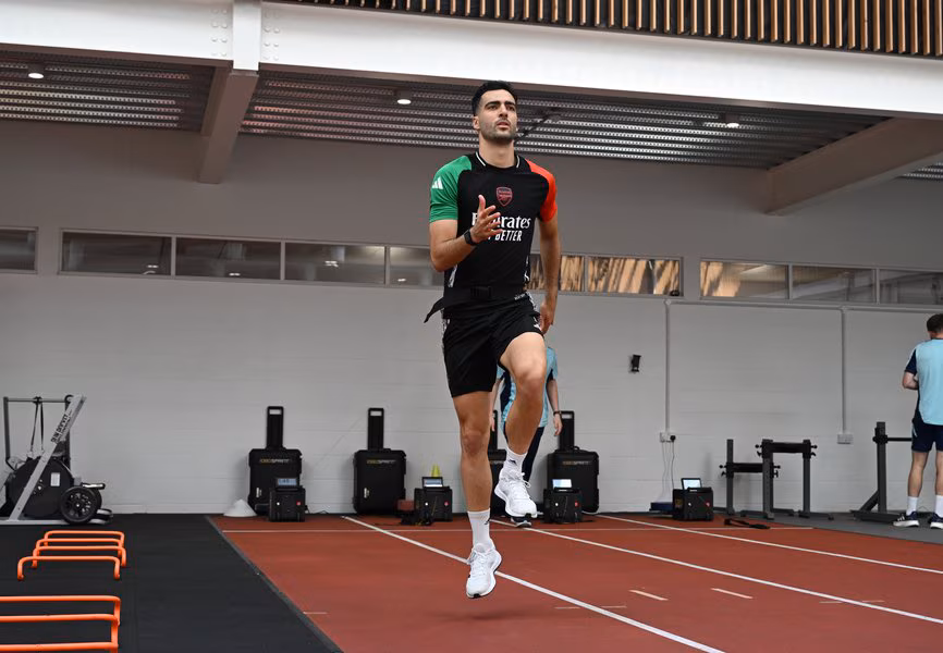 Kabar baik menghampiri Arsenal jelang laga krusial leg pertama semifinal Liga Champions melawan Paris Saint-Germain (PSG). Gelandang andalan Mikel Merino dan bek tangguh Ben White dilaporkan telah pulih dari cedera. (cr/Arsenal)