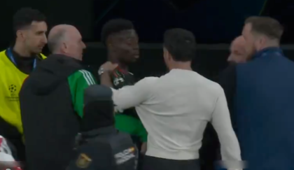 Insiden panas mewarnai akhir babak pertama laga leg kedua perempat final Liga Champions antara Real Madrid dan Arsenal. Bukayo Saka dan Dani Carvajal terlibat adu mulut sengit yang nyaris berujung konfrontasi fisik di lorong menuju ruang ganti. (cr/TNT Sport)