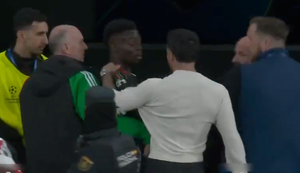 Insiden panas mewarnai akhir babak pertama laga leg kedua perempat final Liga Champions antara Real Madrid dan Arsenal. Bukayo Saka dan Dani Carvajal terlibat adu mulut sengit yang nyaris berujung konfrontasi fisik di lorong menuju ruang ganti. (cr/TNT Sport)