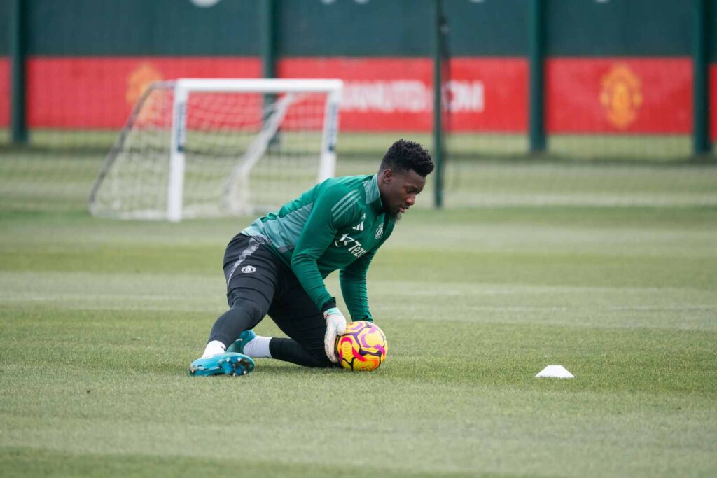 Masa depan André Onana di bawah mistar gawang Manchester United kini mulai dipertanyakan. Sang kiper asal Kamerun mendapat sorotan tajam usai membuat dua blunder yang berujung pada hasil imbang 2-2 kontra Lyon di ajang Liga Europa. (cr/manutd.com)