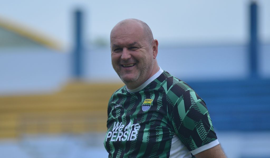 Pelatih Persib Bandung, Bojan Hodak, memberikan penilaian terkait kesulitan Bali United dalam membobol gawang Dewa United. (cr/Persib.co.id)