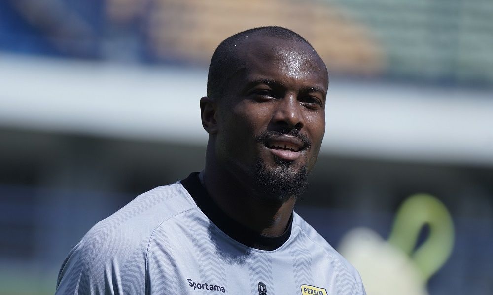 Kabar baik menghampiri Persib Bandung jelang laga pekan ke-29 BRI Liga 1 2024/25 melawan Bali United FC. Meskipun dipastikan tanpa gelandang andalan Tyronne del Pino, lini serang Maung Bandung mendapatkan amunisi tambahan dengan pulihnya penyerang asal Curacao, Gervane Kastaneer. (cr/Persib)