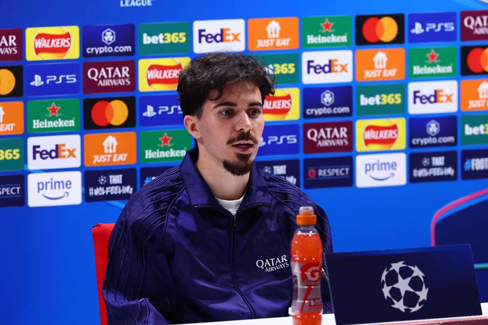 Vitinha, menyoroti peran penting dukungan suporter bagi performa timnya. Pemain internasional Portugal itu meyakini kehadiran Les Parisiens di Stadion Emirates akan menjadi suntikan motivasi tambahan untuk meraih hasil positif. (cr/PSG)