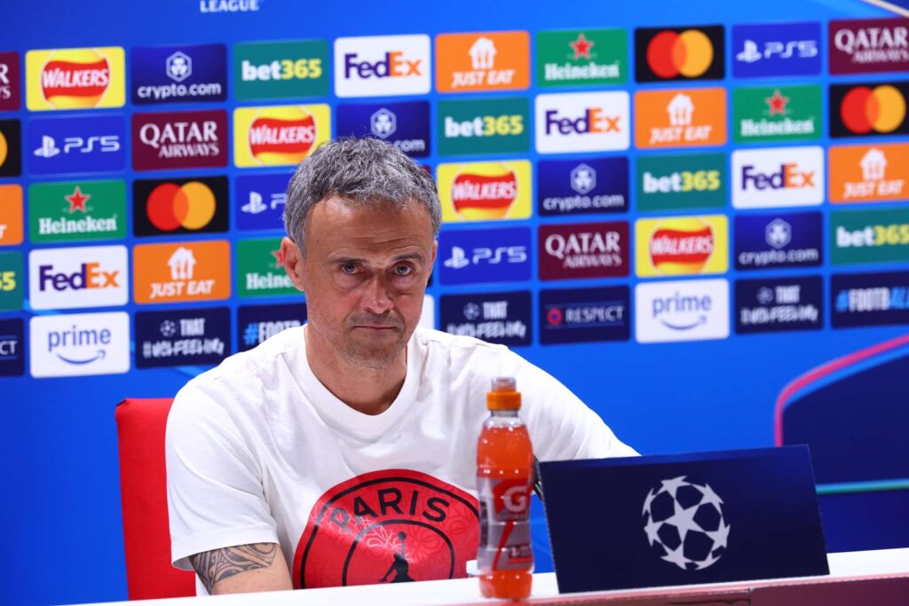 Nakhoda Paris Saint-Germain (PSG), Luis Enrique, melontarkan pujian sekaligus peringatan jelang bentrokan sengit kontra Arsenal di leg pertama semifinal Liga Champions. (cr/PSG)