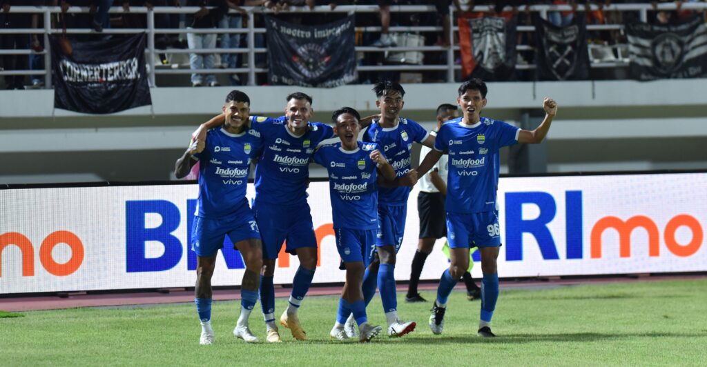 Dengan keunggulan delapan poin atas rival terdekatnya, Dewa United FC, dan kompetisi yang hanya menyisakan enam pertandingan lagi, Maung Bandung semakin dekat dengan tangga juara. (cr/ Persib)