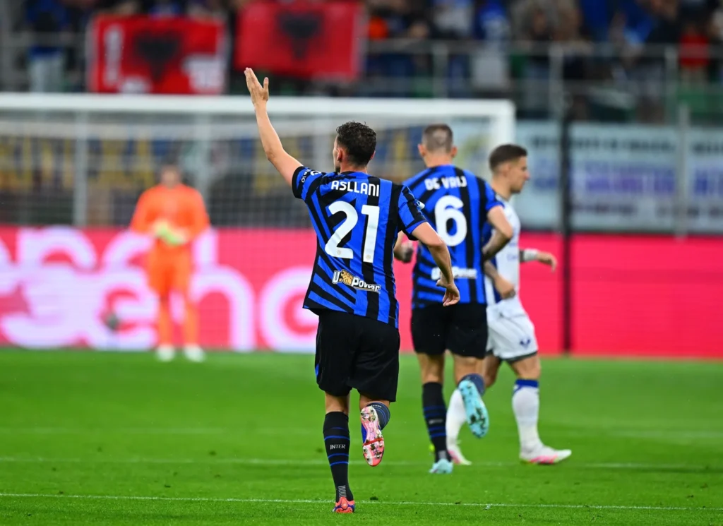 Inter Milan berhasil memangkas kembali selisih poin dengan pemuncak klasemen Serie A, Napoli, menjadi tiga angka setelah meraih kemenangan tipis 1-0 atas Verona di Stadion San Siro, Sabtu (3/5) waktu setempat. (cr/Inter.it)
