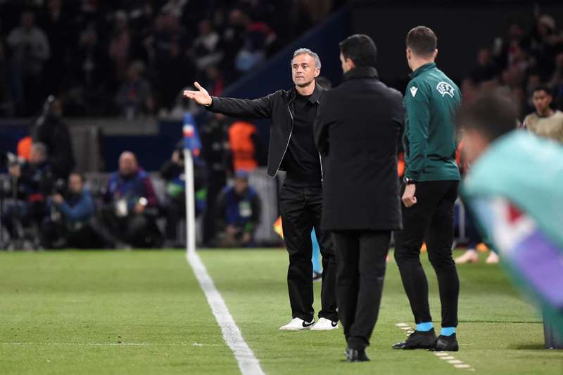 Kemenangan Paris Saint-Germain (PSG) atas Arsenal yang mengantarkan mereka ke final Liga Champions tak lepas dari taktik jitu dan mentalitas baja yang ditanamkan sang pelatih, Luis Enrique. (cr/PSG)