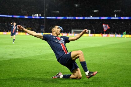 Bek sayap Paris Saint-Germain (PSG), Achraf Hakimi, tak mampu menyembunyikan luapan kegembiraannya usai memastikan langkah timnya ke final Liga Champions. (cr/PSG)