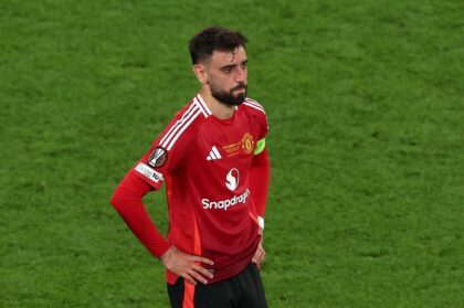 Kapten Manchester United, Bruno Fernandes, dikabarkan serius mempertimbangkan untuk meninggalkan klub pada bursa transfer musim panas ini. (cr/x.com)