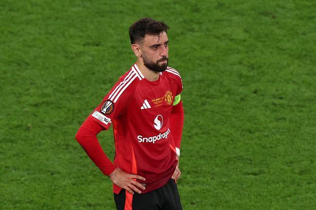 Kapten Manchester United, Bruno Fernandes, dikabarkan serius mempertimbangkan untuk meninggalkan klub pada bursa transfer musim panas ini. (cr/x.com)