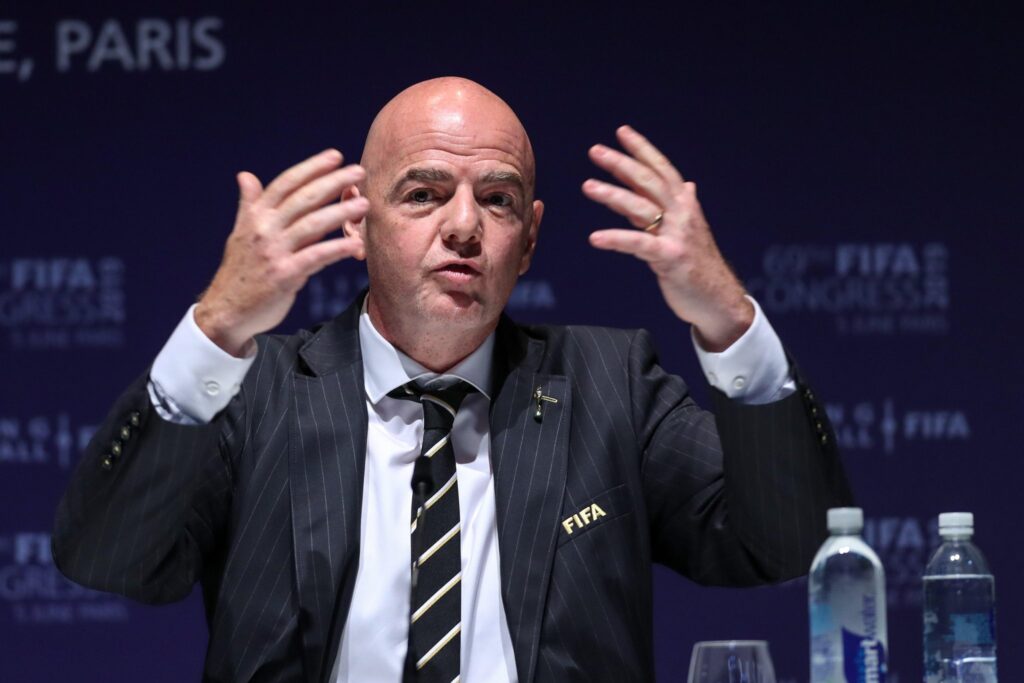 Presiden FIFA, Gianni Infantino, menuai kecaman keras dari UEFA setelah kedatangannya terlambat lebih dari dua jam di kongres badan sepak bola dunia itu di Paraguay. (cr/x.com)