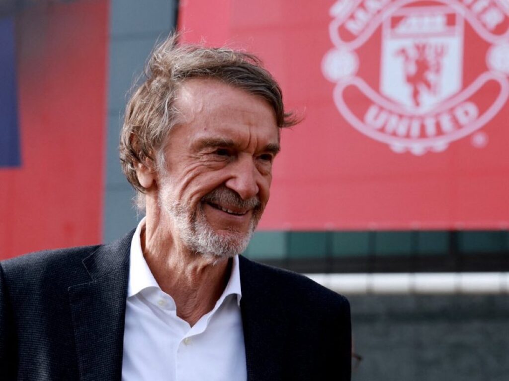Salah satu pemilik saham Manchester United, Sir Jim Ratcliffe, mengalami penurunan kekayaan yang signifikan dalam setahun terakhir. (cr/x.com)