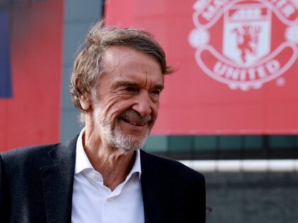 Salah satu pemilik saham Manchester United, Sir Jim Ratcliffe, mengalami penurunan kekayaan yang signifikan dalam setahun terakhir. (cr/x.com)