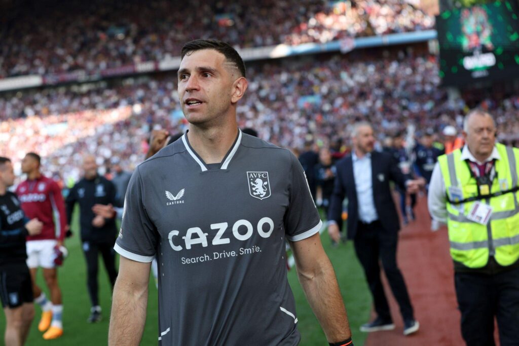 Kiper Aston Villa, Emiliano "Emi" Martinez, dikabarkan menjadi target utama Manchester United untuk memulihkan reputasi klub sebagai kekuatan global. (cr/x.com)