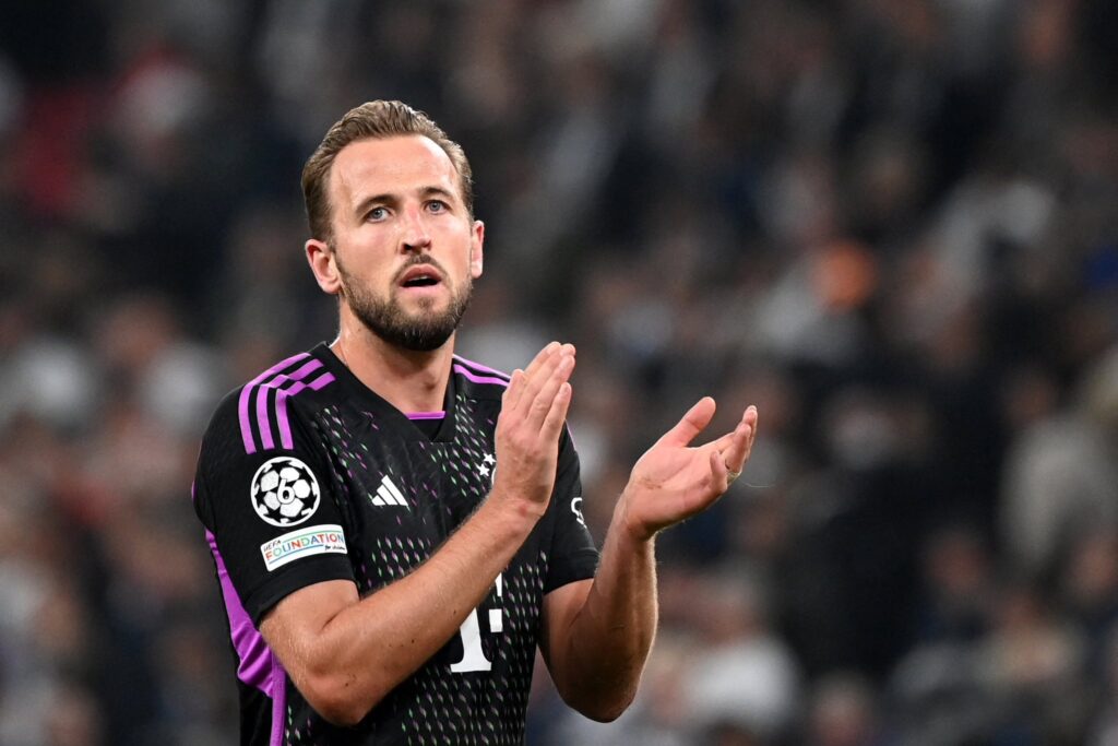 enantian panjang Harry Kane akhirnya usai. Striker Inggris itu untuk pertama kalinya dalam kariernya mengangkat trofi setelah timnya, Bayern Munich, dinobatkan sebagai juara Bundesliga musim ini. (cr/x.com)
