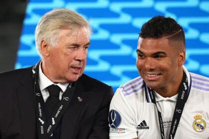 Ancelotti diketahui melakukan percakapan dengan gelandang Manchester United, Casemiro. (cr/x.com)