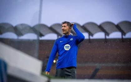 Kabar baik menghampiri FC Barcelona jelang laga krusial leg kedua semifinal Liga Champions melawan Inter Milan. Striker andalan mereka, Robert Lewandowski, dipastikan kembali fit dan masuk ke dalam skuad yang akan bertolak ke Milan. (cr/FC Barcelona)