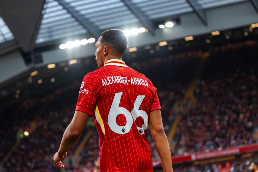 Kabar mengejutkan datang dari Inggris dan Spanyol. Bek kanan andalan Liverpool, Trent Alexander-Arnold, dikabarkan akan segera bergabung dengan raksasa La Liga, Real Madrid, dengan biaya transfer yang sangat rendah, bahkan kurang dari 1 juta poundsterling. (cr/x.com)