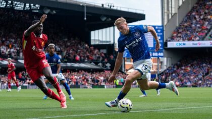 Manchester United dikabarkan tengah mengincar striker Ipswich Town, Liam Delap, di bursa transfer musim panas ini. (cr/x.com)