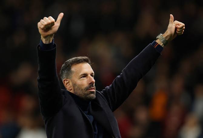 Posisi manajer Leicester City, Ruud van Nistelrooy, dikabarkan berada di ujung tanduk setelah klub tersebut terdegradasi dari Premier League. (cr/x.com)