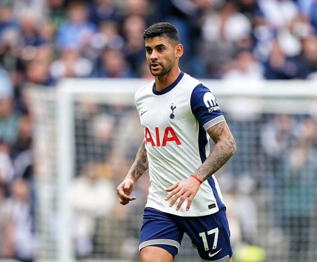 Real Madrid dikabarkan membidik bek tangguh Tottenham Hotspur, Cristian Romero, pada bursa transfer musim panas ini sebagai bagian dari rencana perombakan lini belakang di bawah arahan manajer baru, Xabi Alonso. (cr/x.com)