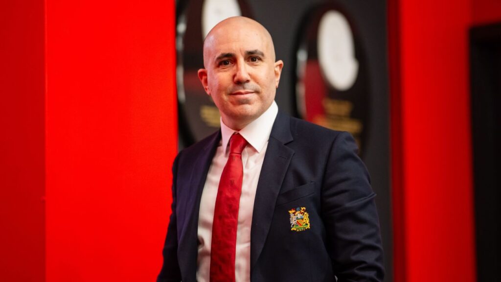 Chief Executive Manchester United, Omar Berrada, memperingatkan bahwa klub harus "berhati-hati" di bursa transfer musim panas ini setelah gagal lolos ke kompetisi Eropa musim depan. (cr/x.com)