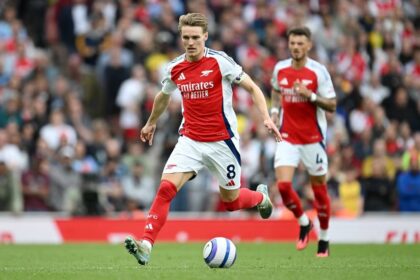 Kapten Arsenal, Martin Odegaard, tak mampu menyembunyikan kekecewaannya usai timnya secara mengejutkan tumbang 1-2 di kandang sendiri dari Bournemouth, Sabtu (3/5). (cr/Arsenal)