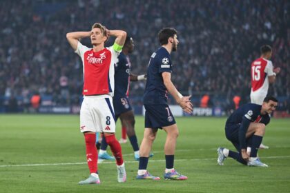 Kapten Arsenal, Martin Odegaard, terlihat sangat kecewa usai timnya tersingkir dari Liga Champions di tangan Paris Saint-Germain (PSG). (cr/Arsenal)