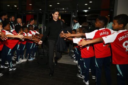 Pelatih Arsenal, Mikel Arteta, dipastikan tidak akan mendampingi timnya di laga terakhir Liga Primer Inggris musim ini setelah menerima sanksi larangan satu pertandingan akibat akumulasi kartu kuning. (cr/Arsenal)