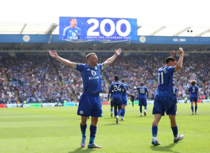 Panggung King Power Stadium pada Minggu (18/5) malam WIB menjadi saksi momen em osional sekaligus perayaan bagi seorang legenda. (cr/lcfc.com)